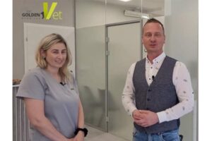 dwoje weterynarzy usmiecha sie na otwarciu gabinetu GoldenVet